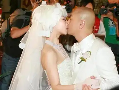 "常州女婿"张卫健:三次和同一个女人结婚,57岁依旧期盼着孩子