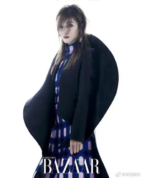 赵薇登封面化身暗黑系女王造型魅惑气场超强
