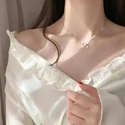 超拽露锁骨女生头像