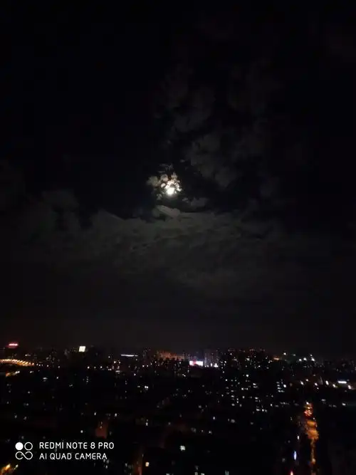 当夜幕降临了,星星布满夜空,向我们眨着眼睛,皎洁的月亮仿佛早已猜透