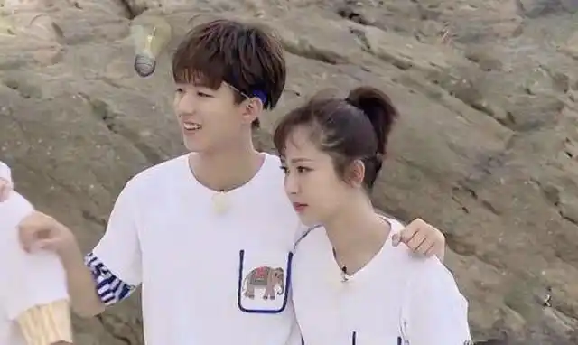 杨紫王俊凯深夜ktv唱歌凌晨三点才离开姐弟情深