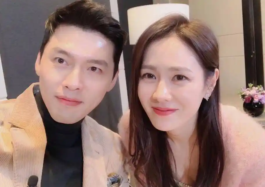 玄彬孙艺珍带儿子外出用餐,甜豆长得超像妈妈,一家三口好幸福_爱情