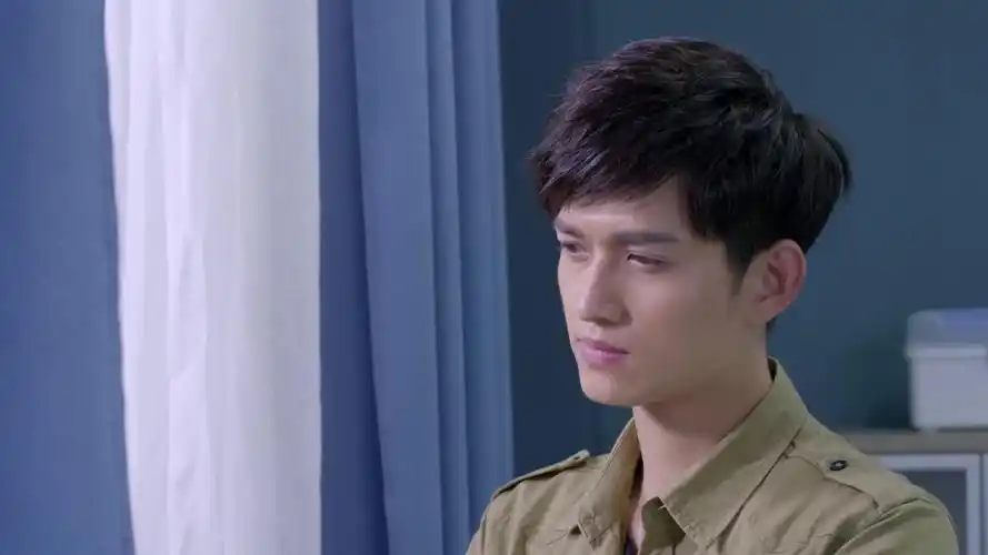 麻辣变形计:白鲨偷看火狼女,同室战友出言挑逗却不小心激怒他