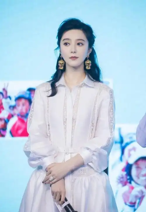 38岁范冰冰还是美,一袭白裙清纯又唯美,蓬松发型发量让人羡慕