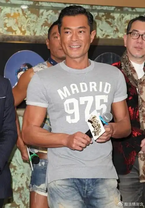 古天乐现身活动穿灰色短袖t恤搭牛仔裤帅气的样子似小伙