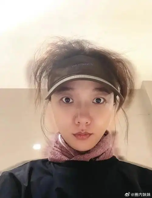 王珞丹去夜跑前自拍,素颜这么显年轻也在情理之中,太