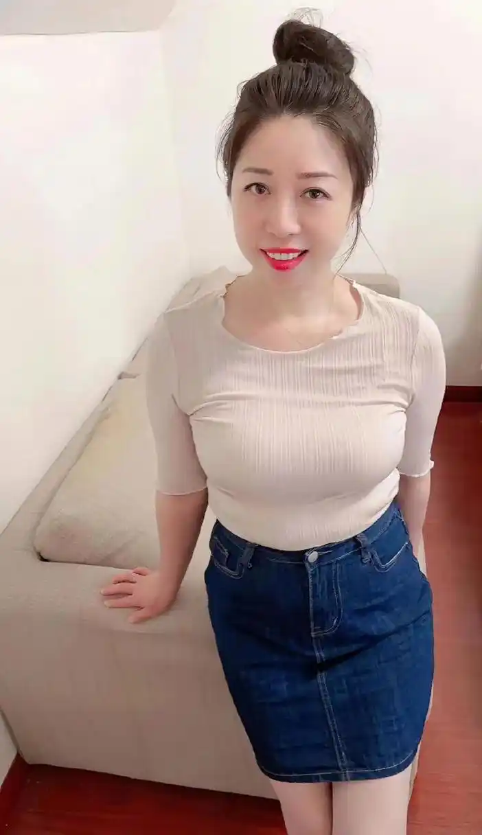 风韵美阿姨 女人过了四十岁就应该多关注自己的身体健康,年轻的时候