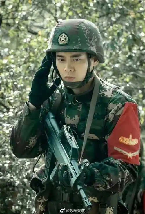 李易峰合影工具人#一身迷彩军装的李易峰一身正气!眼神坚毅.
