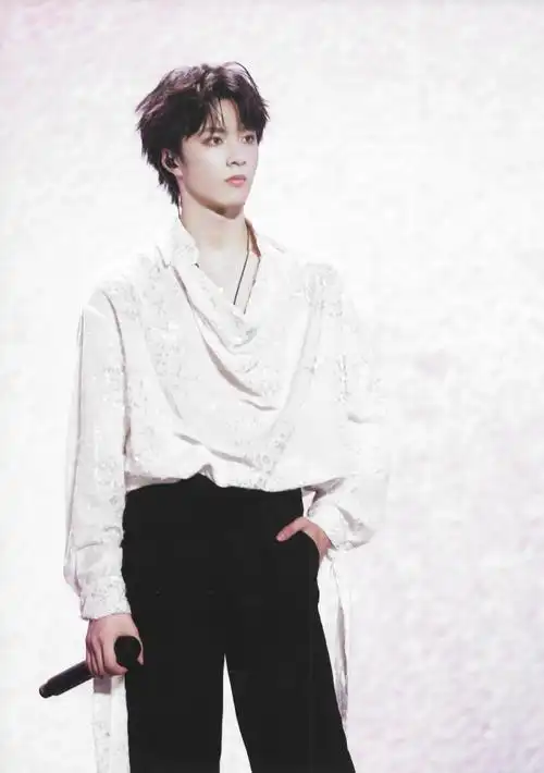 刘耀文四周年海报/明信片扫图  伟大的    @时代少年团-刘耀文  #青年