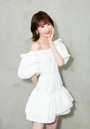 毛晓彤甜度爆棚了!细闪牛仔连衣裙凸显少女心,齐刘海减龄十岁