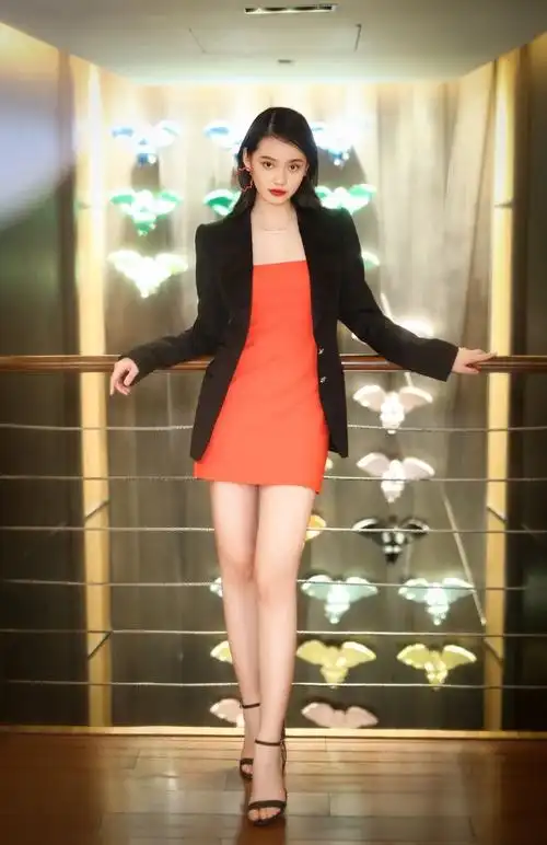 她15岁当模特出道,今穿灰黑色西装直筒裤,配中分发型气场炸裂