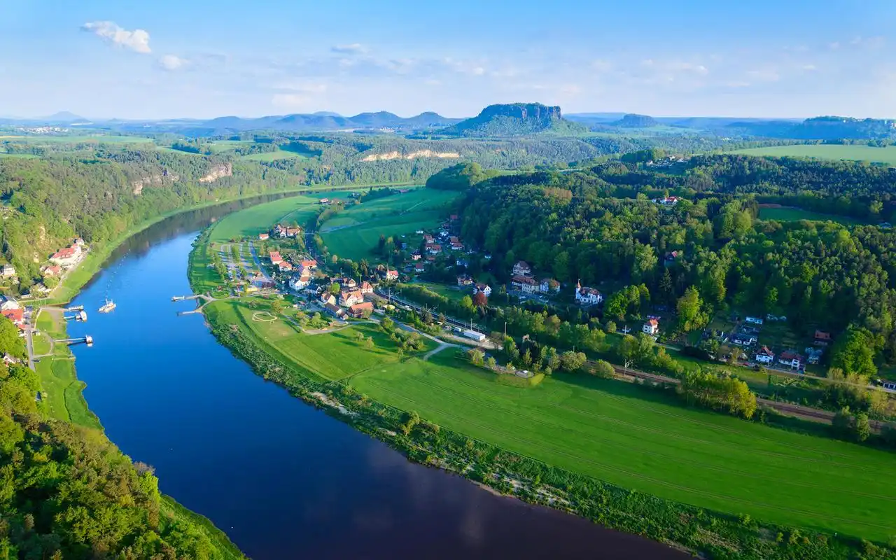 清新优美的绿色欧洲小镇风景摄影高清壁纸