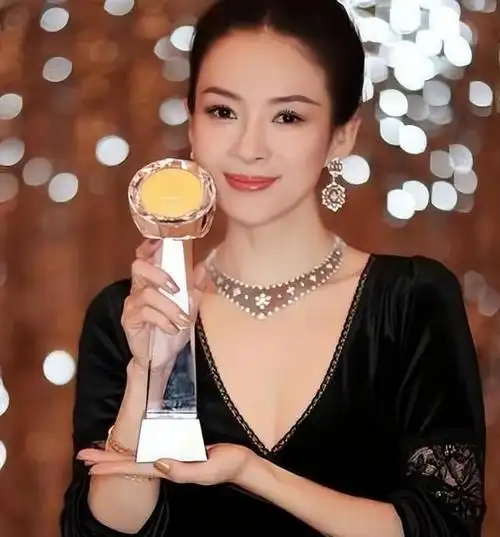 《酱园弄》杀青宴上,章子怡哽咽感谢导演,多年依然她