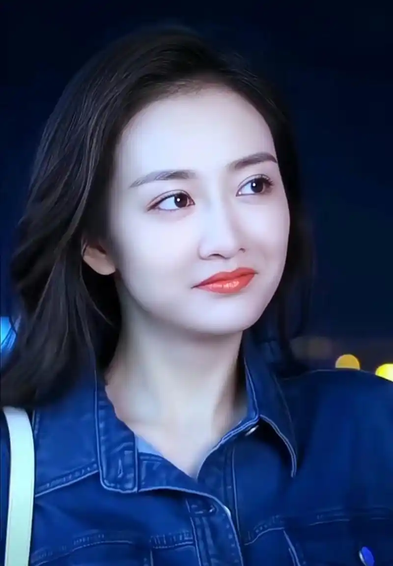 美女# 气质女神王鸥,标致的东方美人脸,迷人的双眼皮大眼睛,性感艳丽