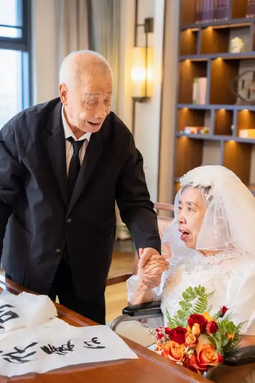 86岁老夫妻拍婚纱照流泪告白对方