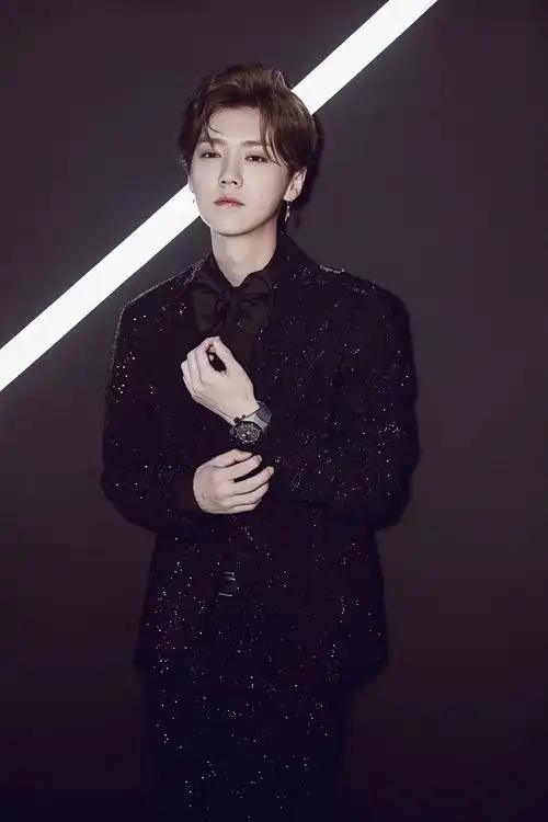 鹿晗图片鹿晗黑色西装帅气图片