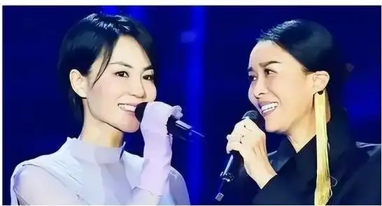 王菲比张柏芝大10岁9个月但是一小细节暴露她是谢霆锋的真爱