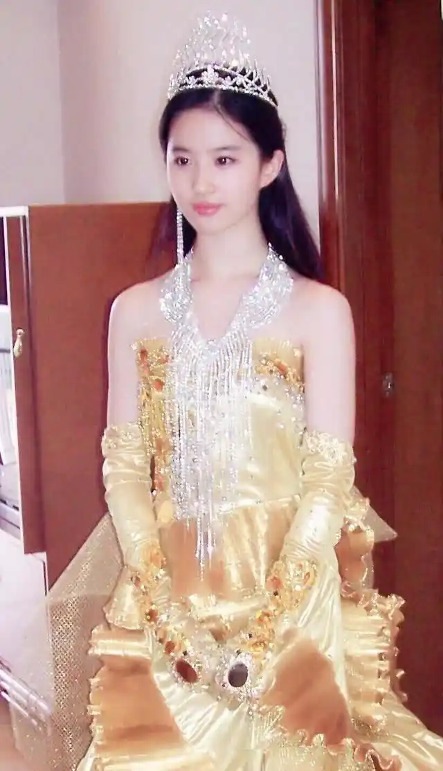 最美的金鹰女神,就应该是第一届的神仙姐姐刘亦菲了