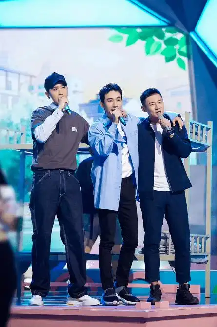 67颜值不够身高凑,头小肩宽大长腿,这8位男星是"合照杀手"