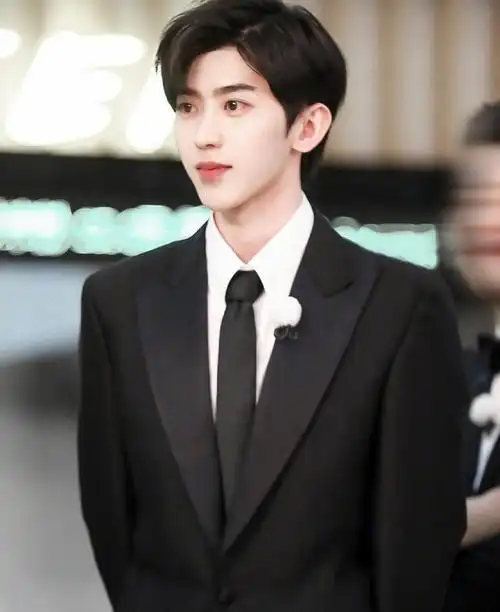 跑男中的蔡徐坤西装革履,又解锁了坤坤的新帅点