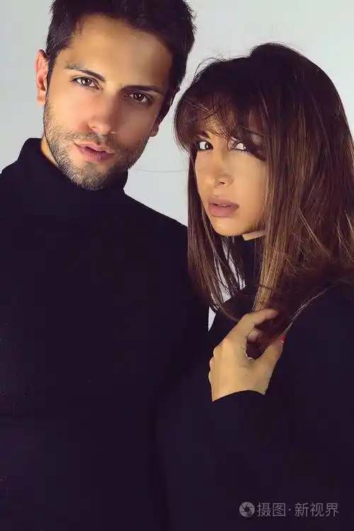 性感激情情侣相爱穿着经典服装的美丽青年男女的肖像