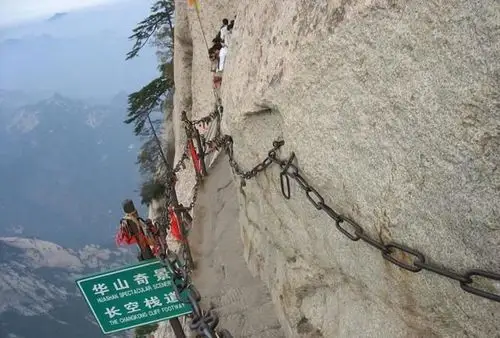 陕西一人造景观,人称华山第一天险,上山仅能靠一条铁链!