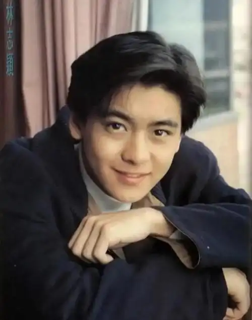 49岁林志颖身体恢复良好,康复情况佳,晒红色马甲骑车照气色良好