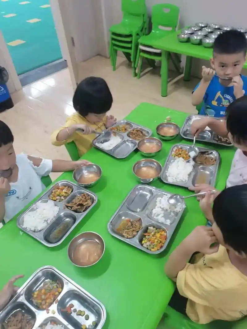 这是宝贝女儿在幼儿园吃饭的时候老师拍给我的照片宝贝女儿太可爱了