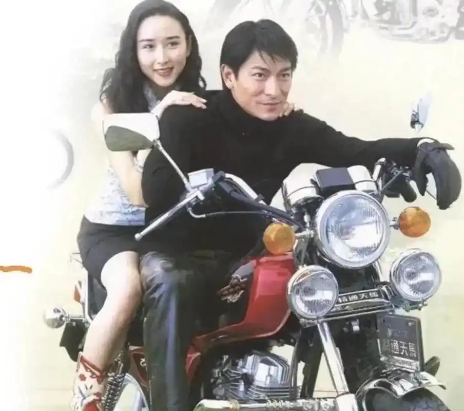 当时的刘德华和胡静都还比较年轻,如今也已是岁月催人老