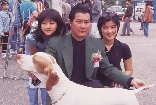 原创邓光荣妻子罕露面,保养得宜气质高雅出众,将2个女儿培养成学霸