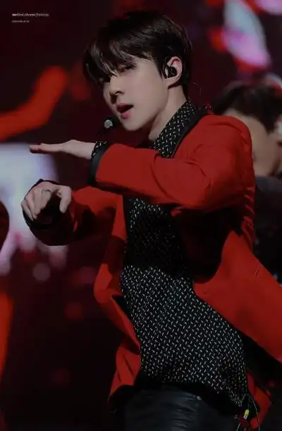 吴世勋西装动图