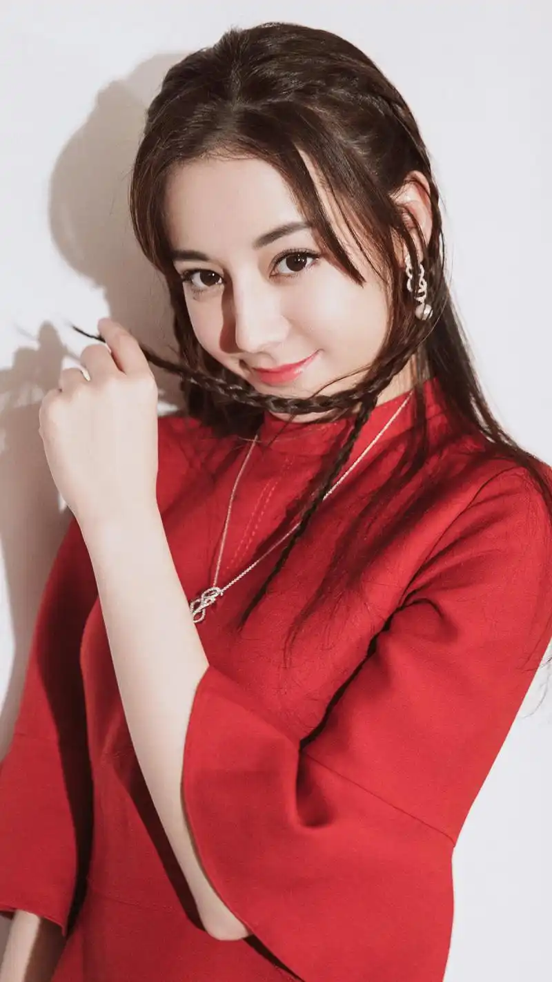 迪丽热巴新年写真手机壁纸图片