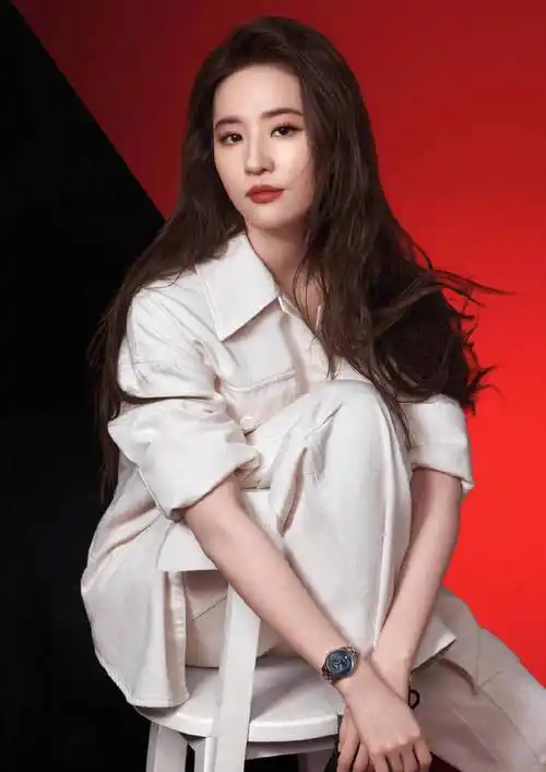 刘亦菲穿白色吊带马甲线突出 置身冰晶中仙气十足-搜狐大视野-搜狐新