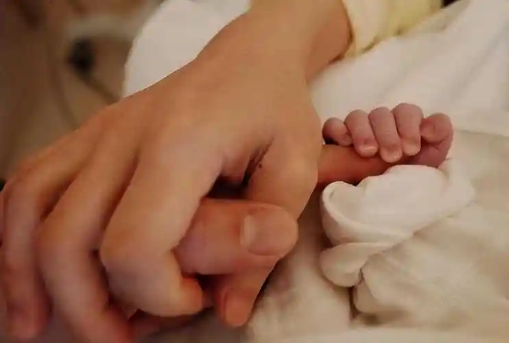 王源喜获外甥黄雅莉诞下儿子全家福首度公开