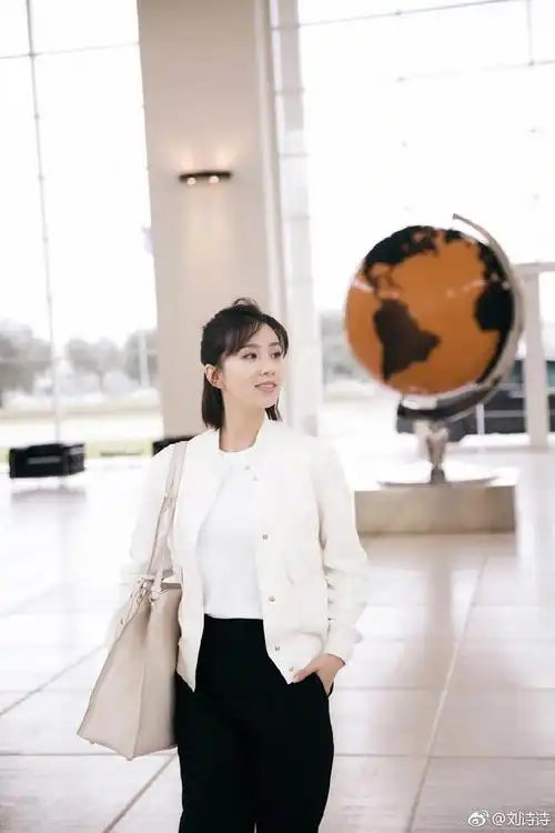 刘诗诗真帅气棒球服西服裤气质十足网友吴奇隆好眼光