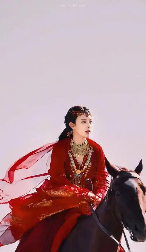 赵丽颖明兰的骑马照则是小家碧玉的美好,纯纯的美,策马打着马球,属于