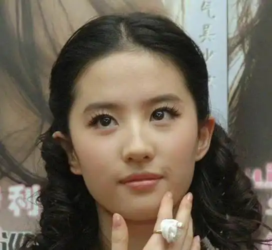 刘亦菲年轻时真好看少女的青涩感还有这活泼俏皮的美