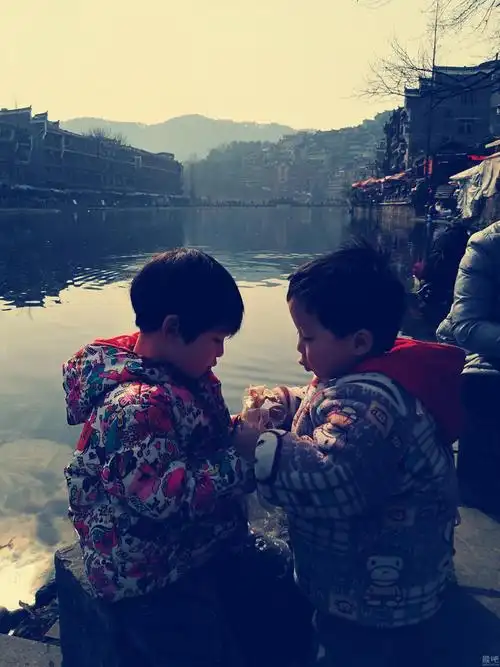 来张姐弟相依的分享照.