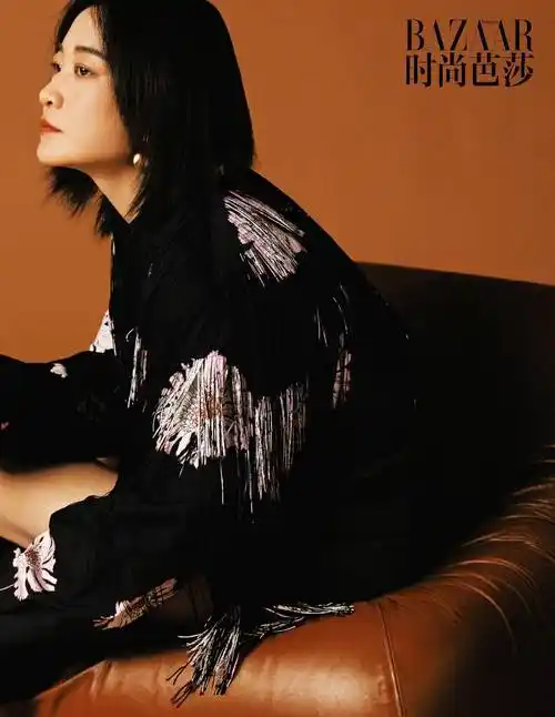 42岁贾玲登上杂志封面,穿超短裤秀美腿气场高级,瘦身后美翻了!