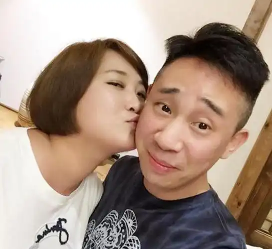 他与贾玲师出同门,春晚搭档冯巩爆红后,因诈骗百万被判入狱12年