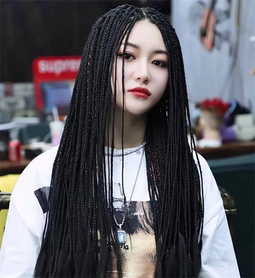 杨颖同款的脏辫发型,全头辫的编法打造出来就是拳击辫效果,非常清爽