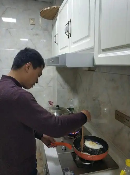 老公上完班,下班回到家,进厨房做饭的样子真迷人.