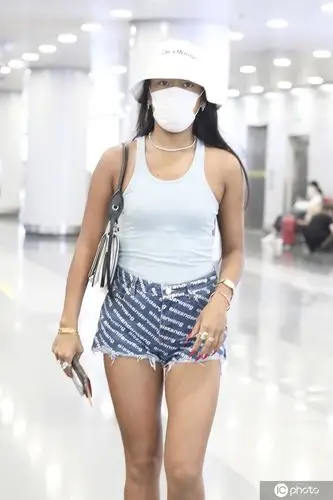 吉克隽逸秀小麦色健康肤色 一身清凉略显丰腴