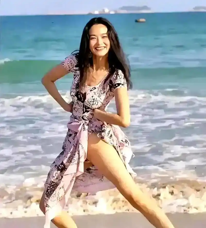 林青霞年轻时在海边拍摄的照片,她的姿势非常大胆,一般人不敢模仿.但