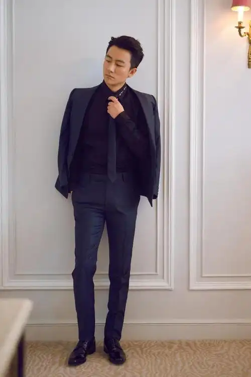 黄轩上演眼镜杀精致礼服优雅迷人