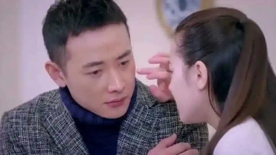 克拉恋人雷奕明回到家看见高雯在沙发上等他等的睡着了