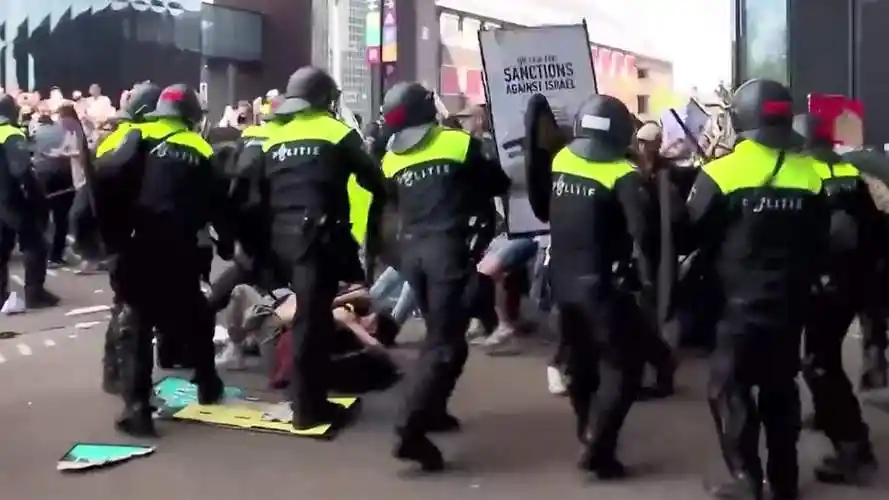 荷兰多所大学举行挺巴抗议警察持警棍暴打抗议师生