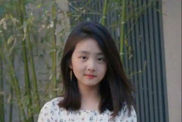 小时候就是一位惹人喜爱的女孩,长大之后的她同样备受关注,大概是黄磊