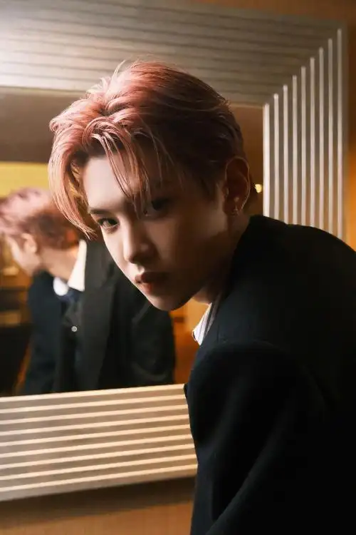 黄明昊黑色拖地大衣帅气写真黄明昊superelle盛典图片