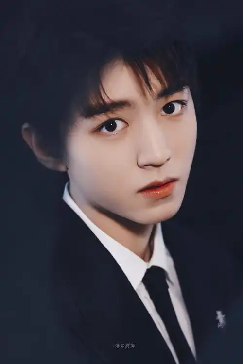 78王俊凯cr港岛夜游